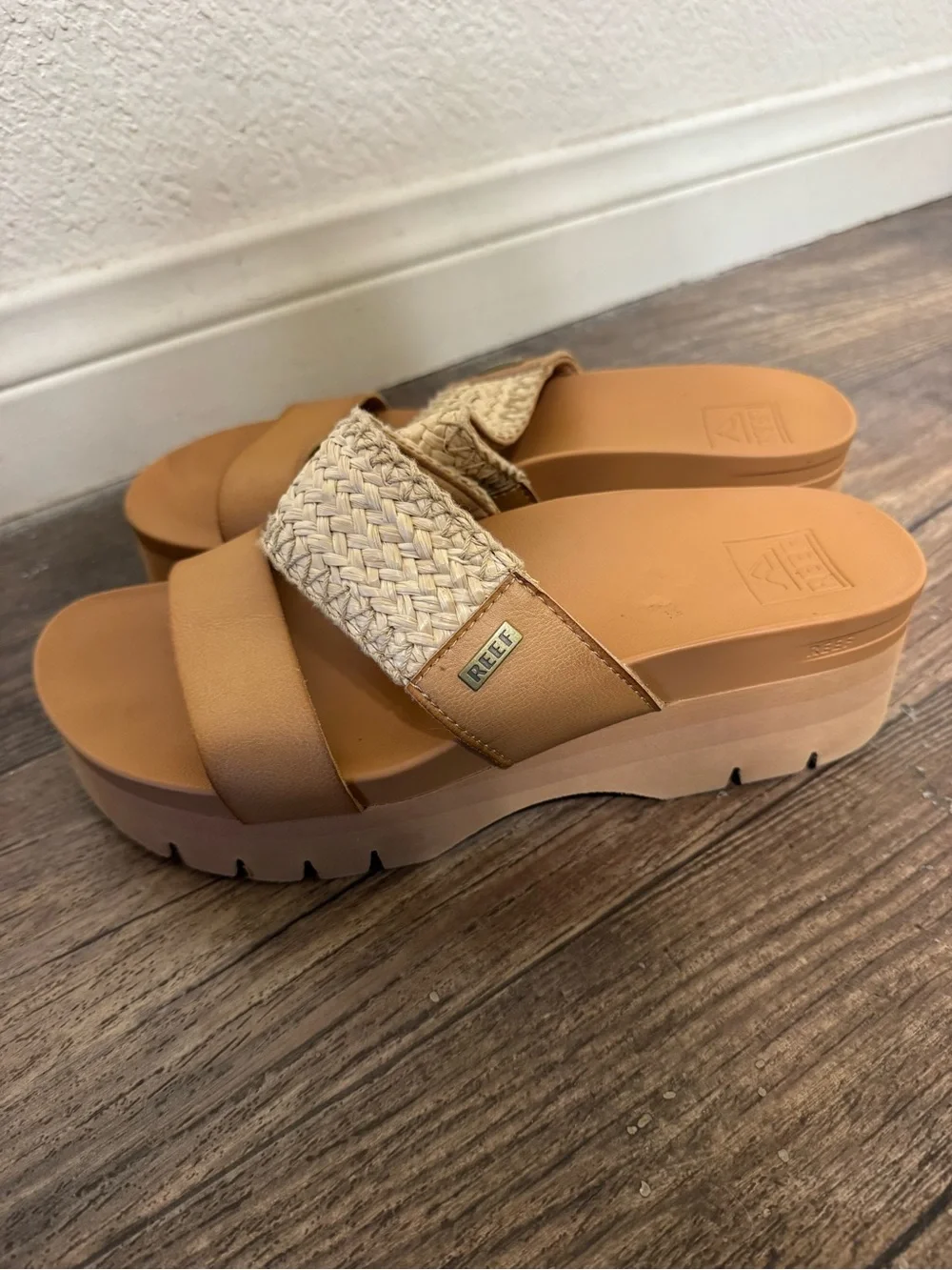 Reef Cushion Vista Higher Platform Sandal in Natural Raffia. Sz 8. Worn once. - Picture 11 of 12